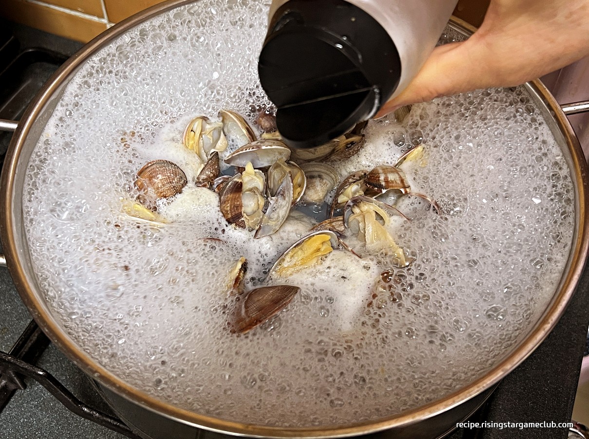 바지락 탕에 소금으로 간을 하는 사진