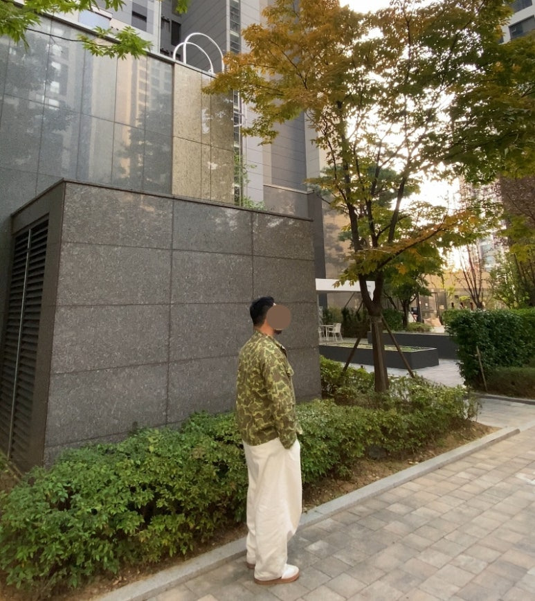 데일리룩('25. 10. 28.)브론슨 M43 M1943 헌팅자켓 카모자켓, 무신사스탠다드 티셔츠, 무신사스탠다드 데님와이드 벌룬팬츠, 아디다스 그라다스 스니커즈 FW7208 삼바