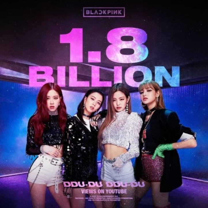 블랙핑크의 '뚜두뚜두' 뮤직비디오 18억뷰 돌파에 대한 기념 포스터, 블랭핑크 멤버가 나란히 서있는 모습
왼쪽부터 로제, 지수, 제니, 리사