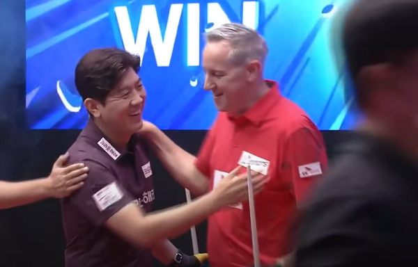 김재근 선수와 레펜스가 인사하는 모습