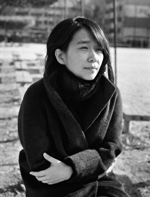 한강 작가 사진