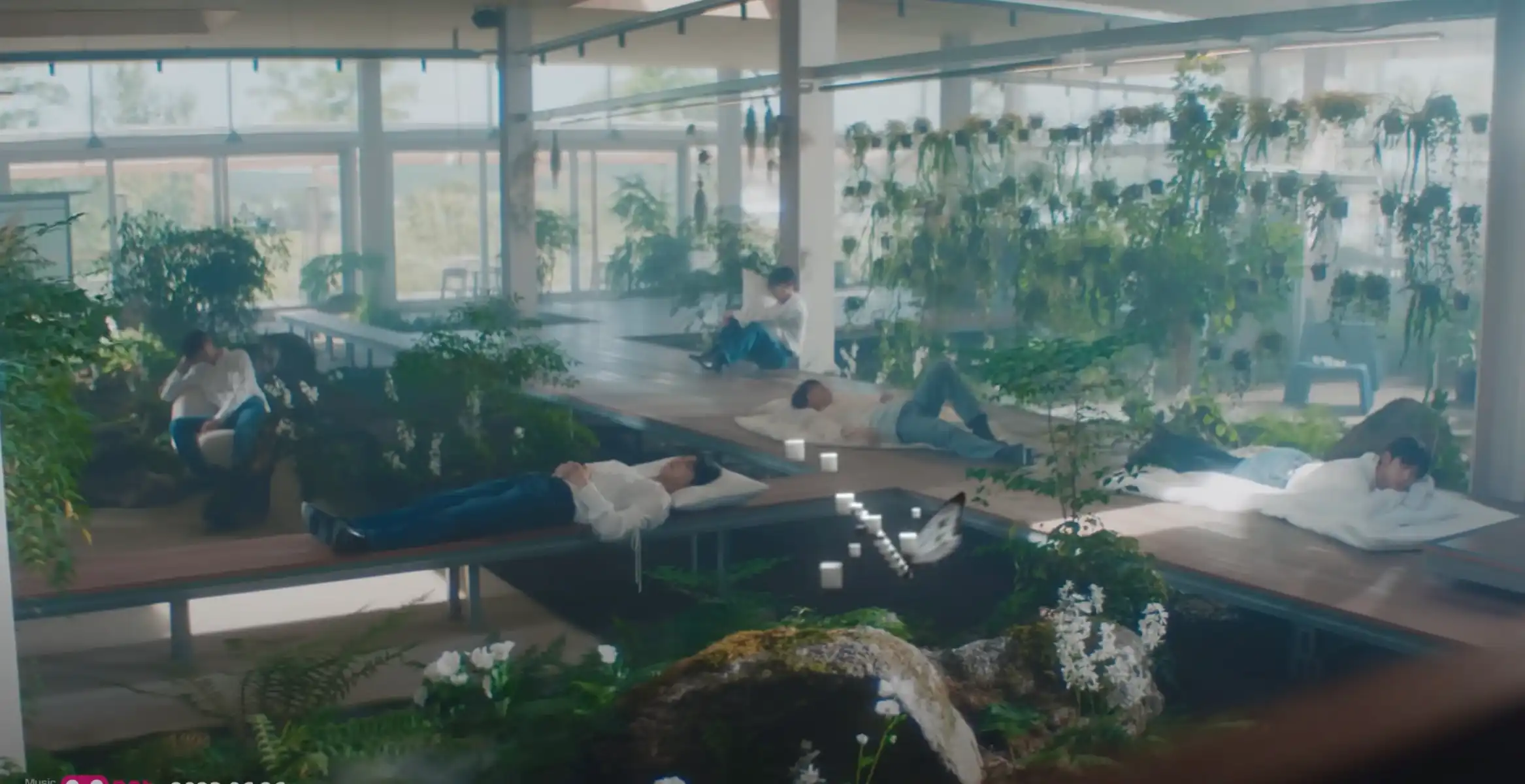 바닥에 누워있는 남자들