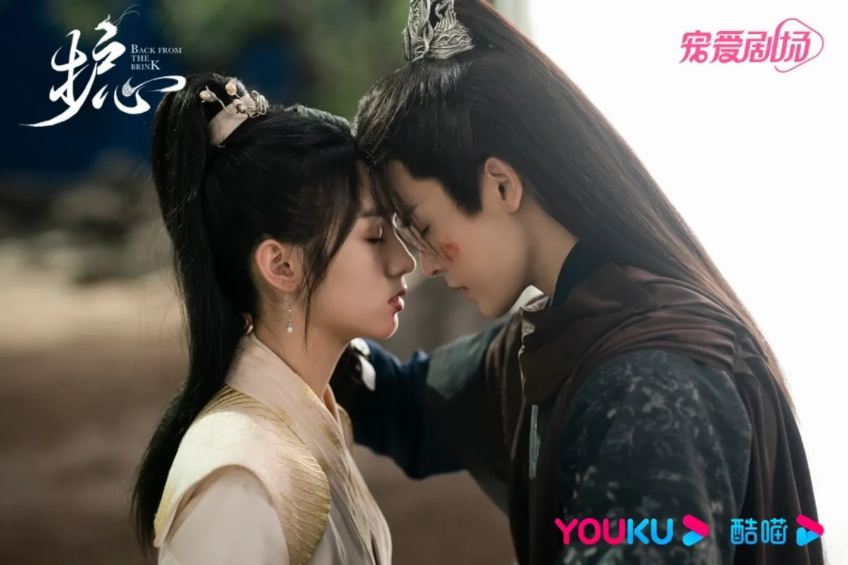 상처입은-천요가-안회에게-이마를-갖다대는-장면