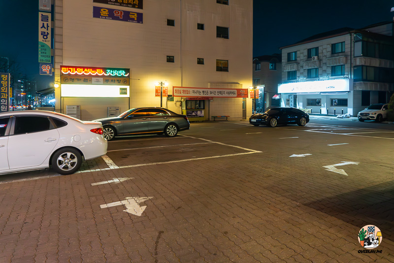 명가원 설농탕 주차장 모습. 넓은 공간에 주차된 차량들이 보인다.