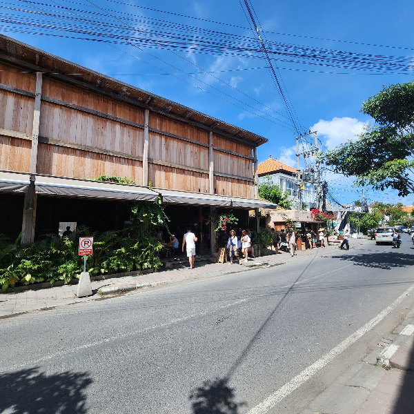 목재로 된 넓은 2층 카페