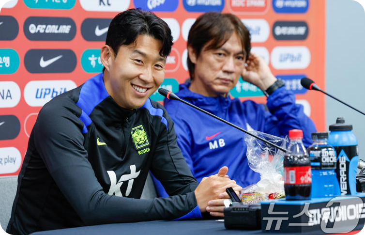 대한민국 남자 축구 국가대표팀 손흥민 선수(왼쪽)과 홍명보 감독 [사진 : 뉴스1]