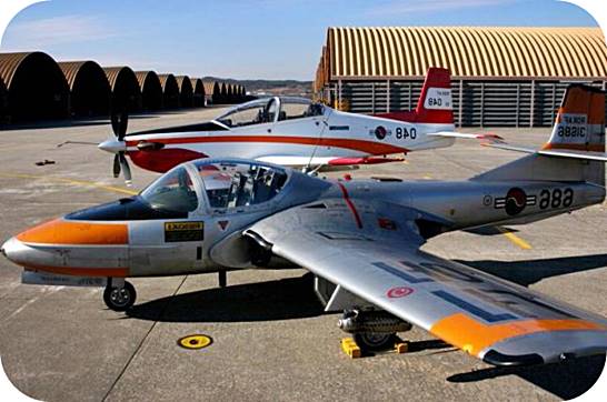 국산 KT-1 기본훈련기(사진 위)와 함께 하고 있는 T-37훈련기