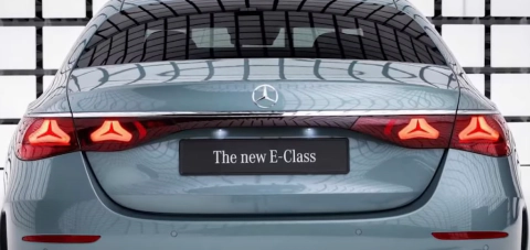 벤츠 E클래스 테일램프에도 로고 넣은 사진