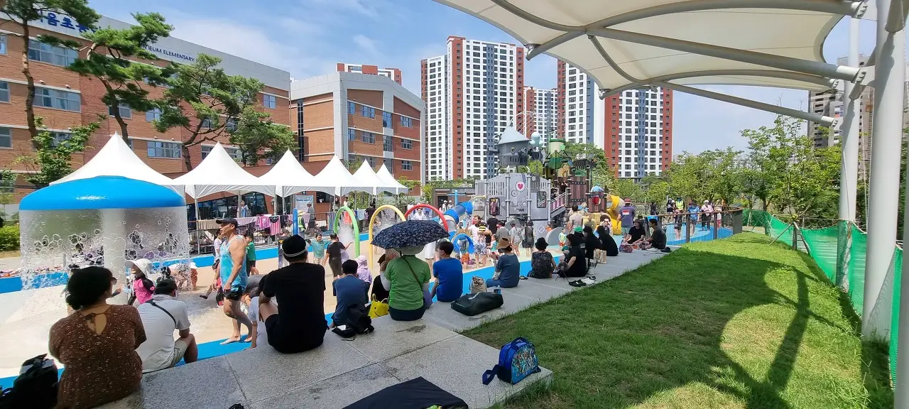 물놀이장 한켠에 스탠드가 있어요