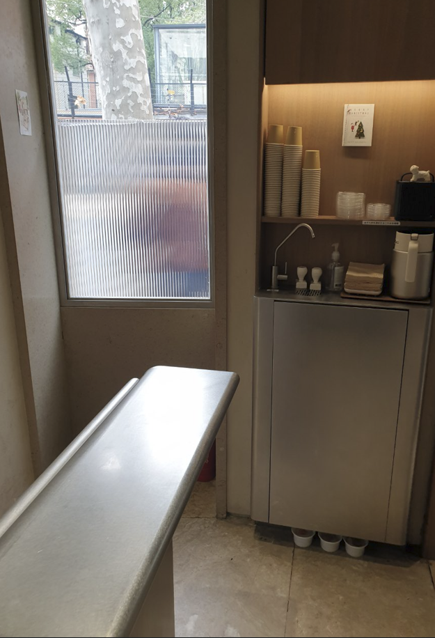 중앙 바와 벽쪽 바로 구성된 마시는 공간. 모두 스탠딩석이다.