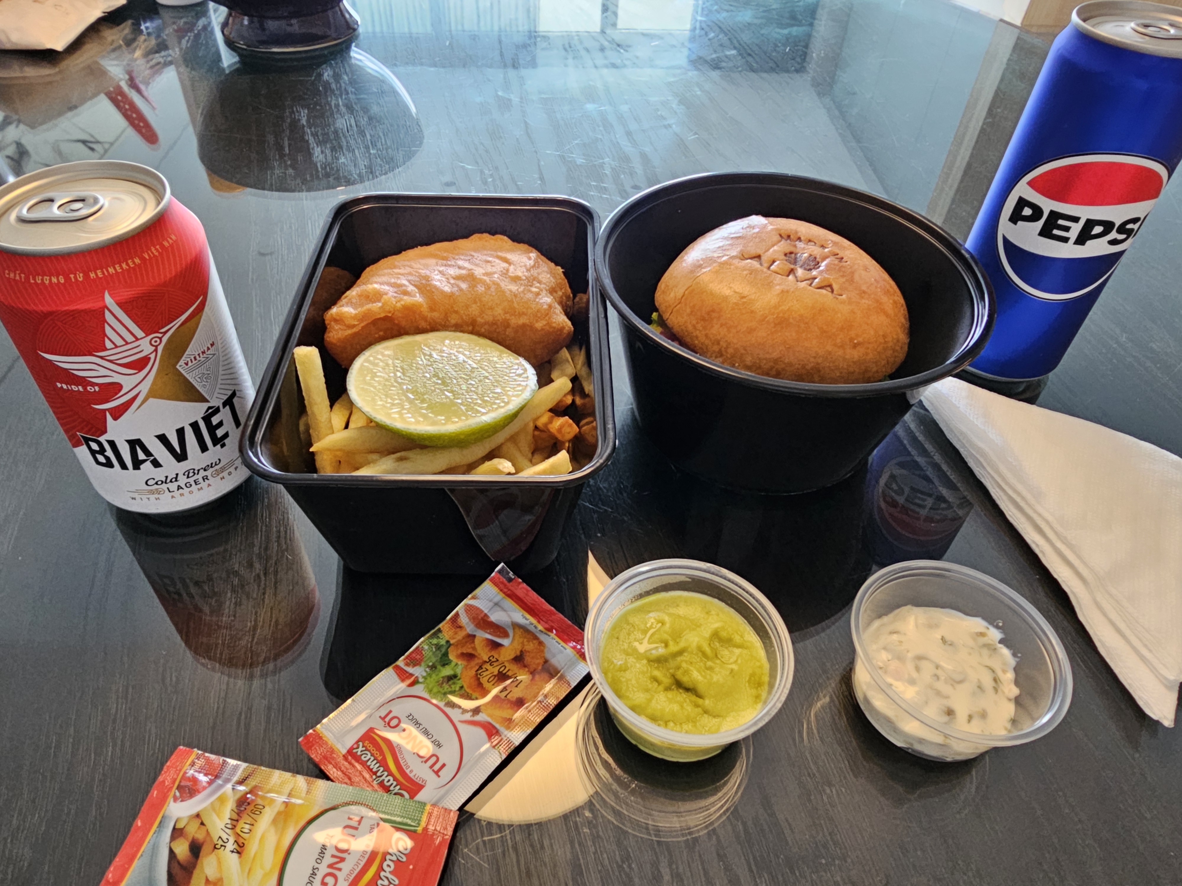 로컬마켓에서 포장해 온 음식 사진