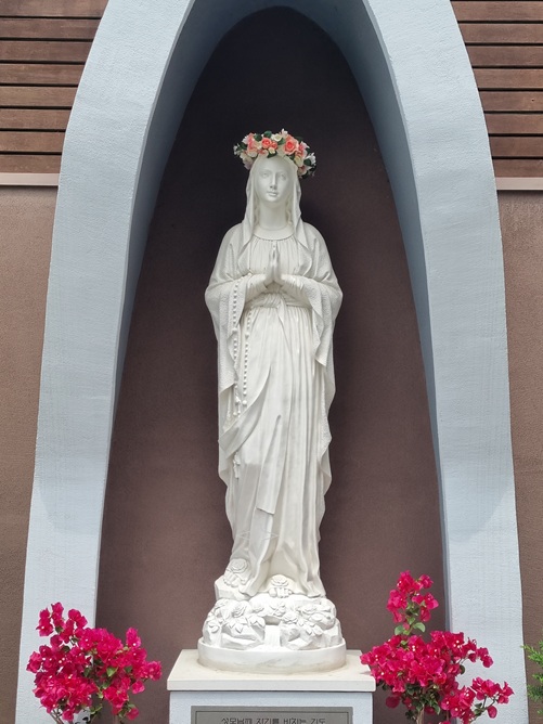 서울 신대방동성당에 있는 성모님 상입니다.