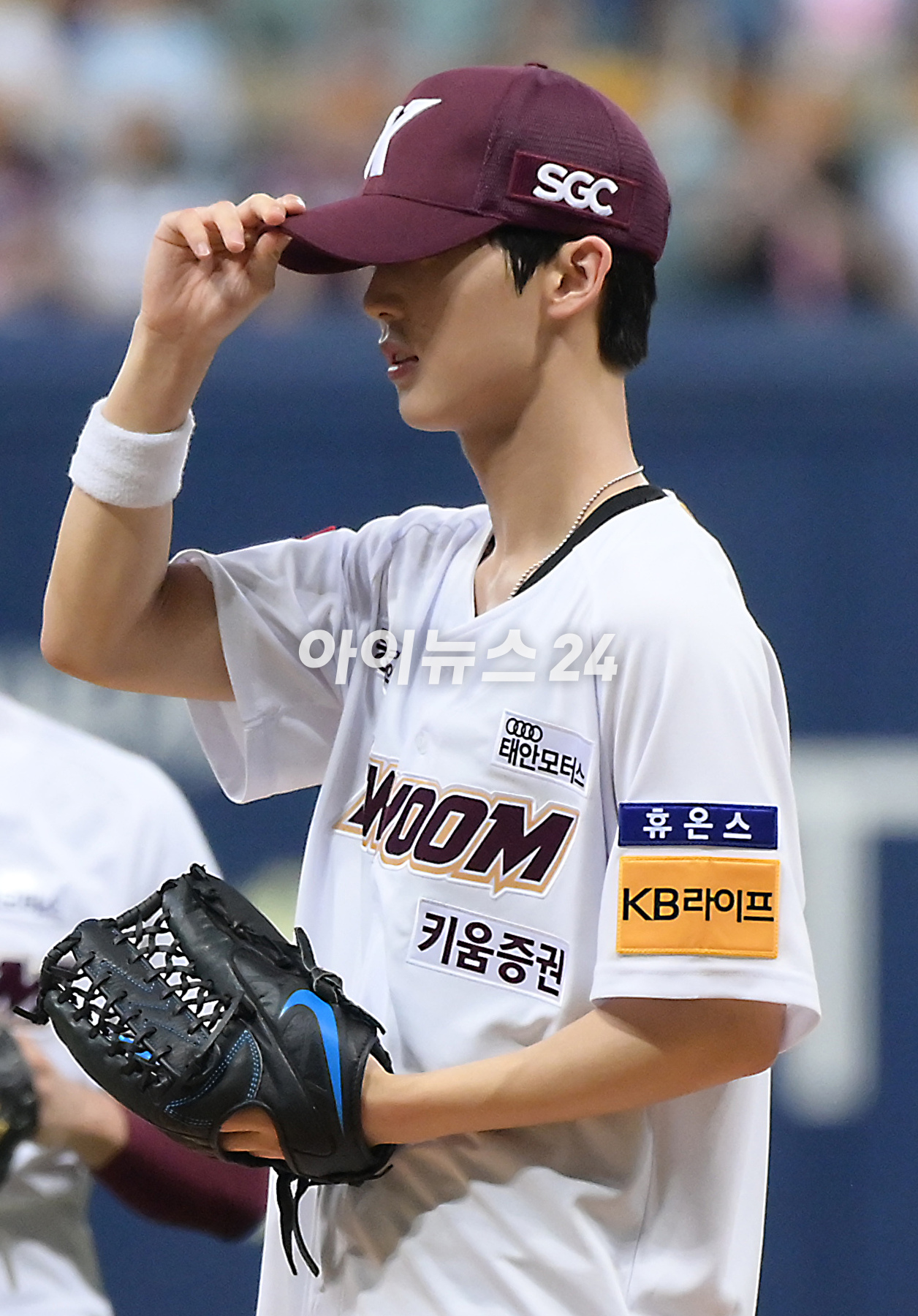 5일 오후 서울 고척스카이돔에서 열린 2023 KBO리그 NC 대 키움 경기에서 그룹 TNX(더뉴식스) 은휘가 시구를 선보이고 있다. [사진=정소희 기자]