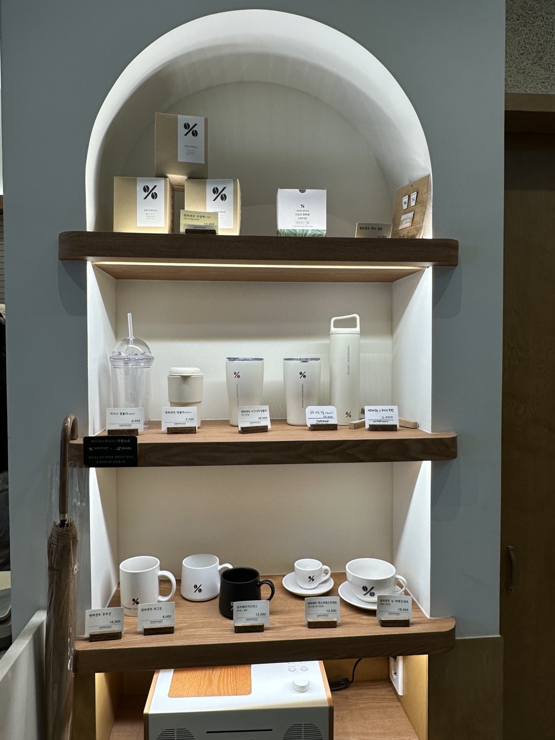 텐서펜트 굿즈 진열대 전체 이미지