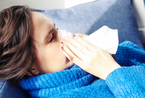 코-풀고-있는-환자