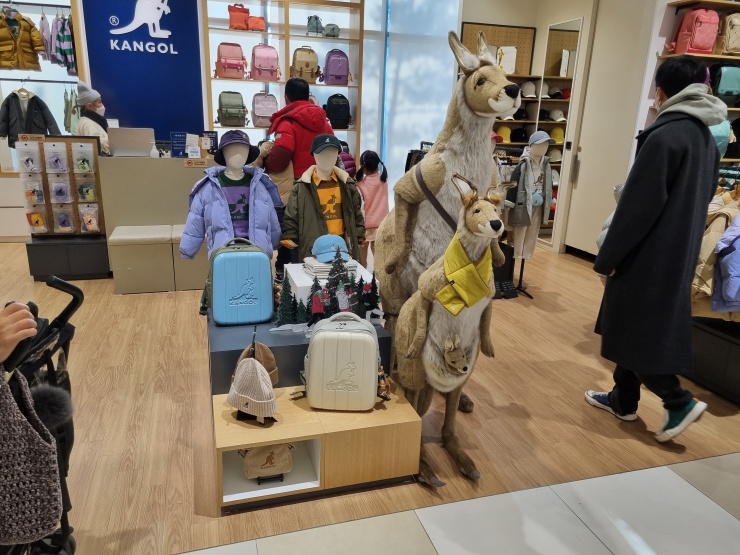 캉골-매장-캥커루-인형-아빠-엄마-아기-캥거루