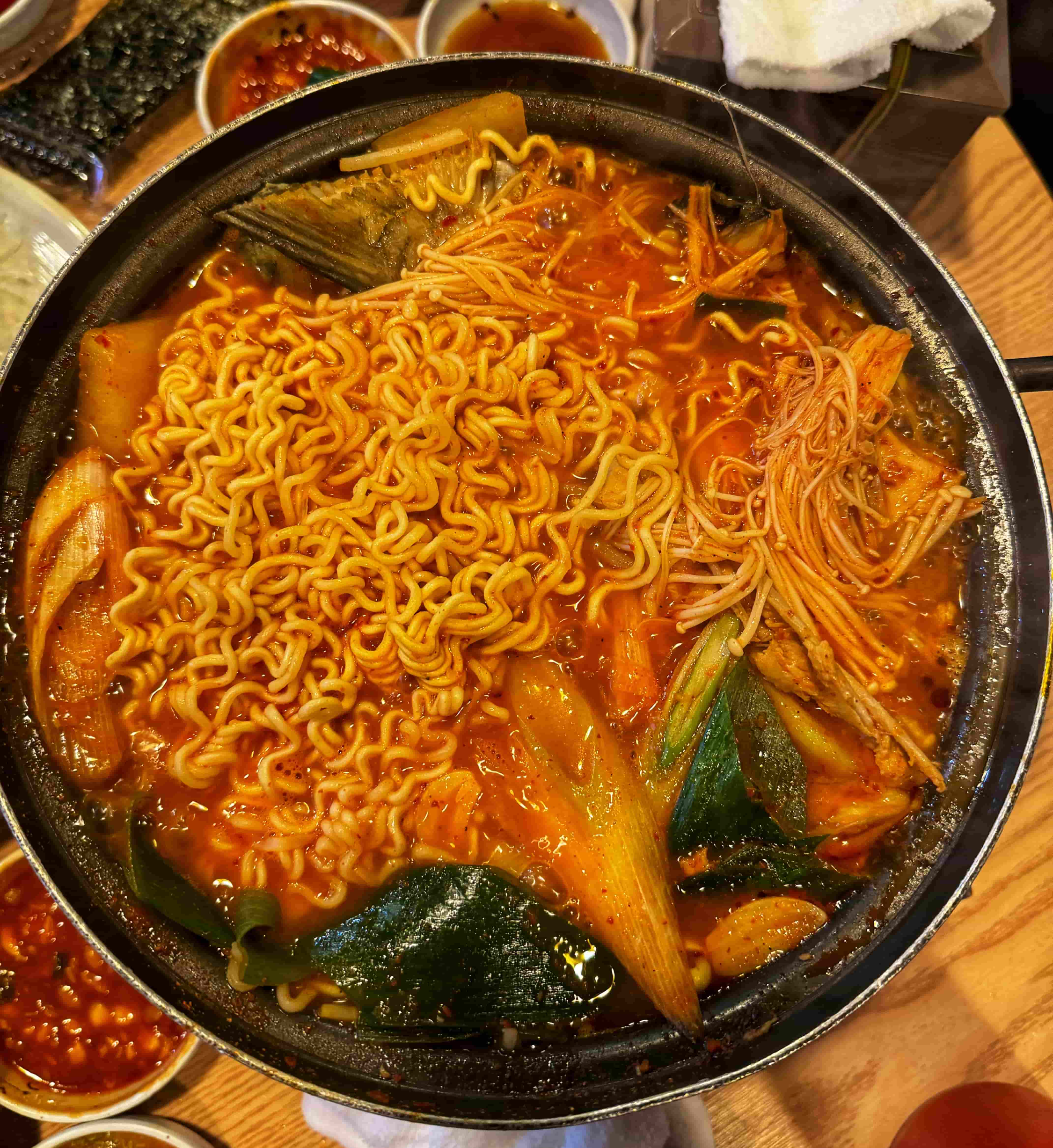 매운탕에 라면 사리를 넣고 끓인 사진