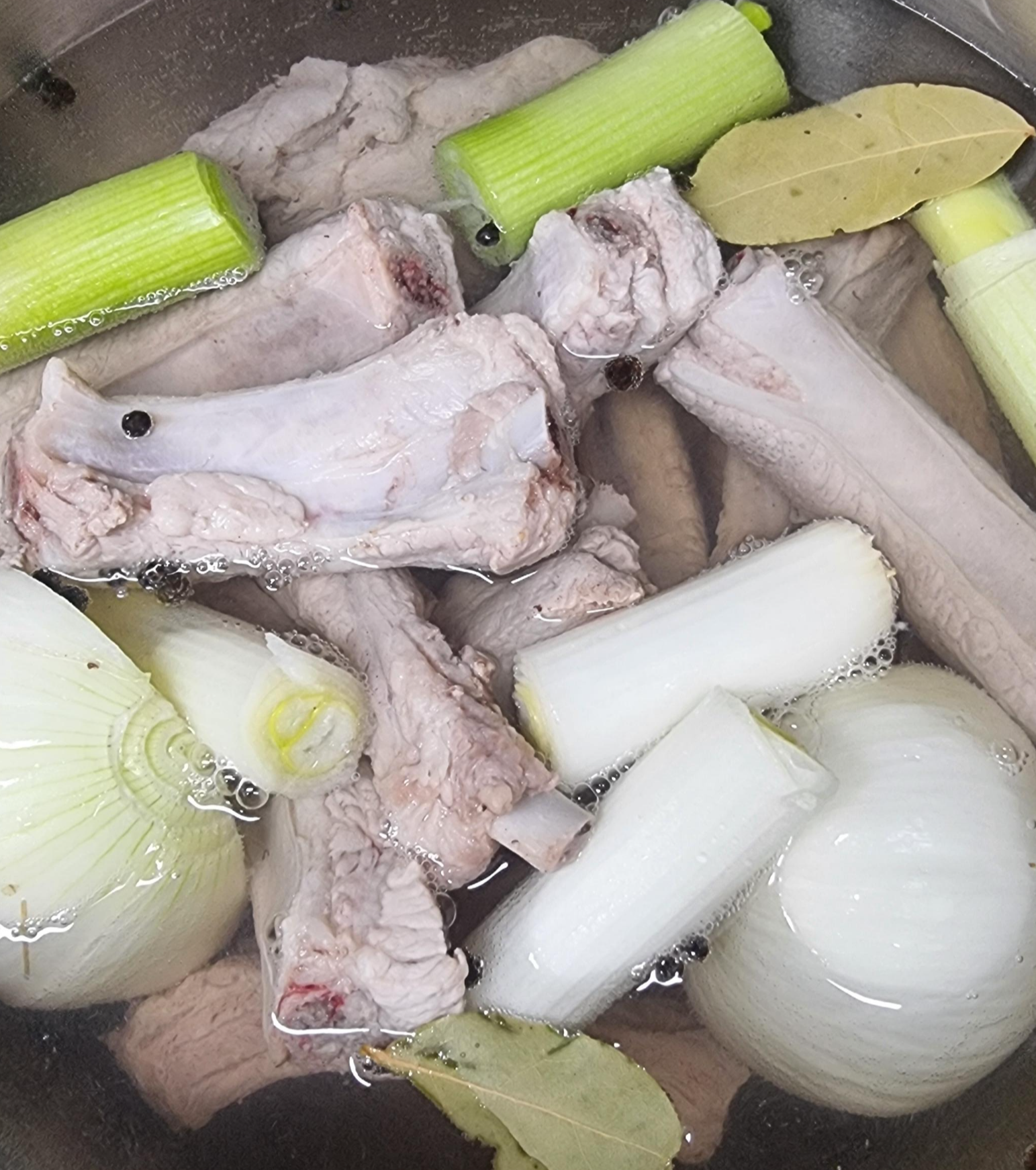 바쿠테 끓이기. 등갈비탕