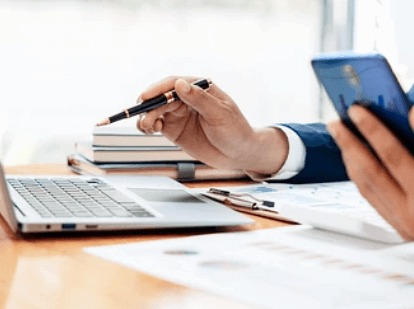 펜과-핸드폰을-쥔-남자