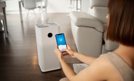 공기청정기를 이용하는 모습