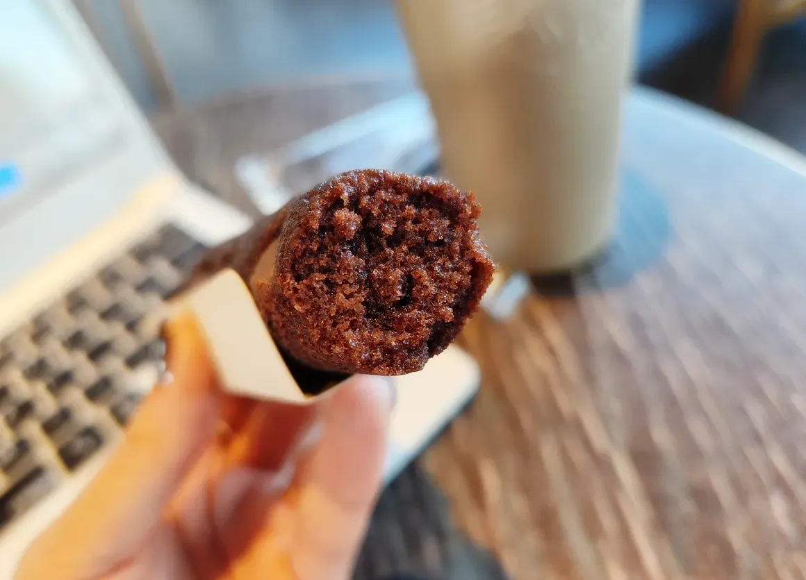 초콜릿-피낭시에-한입-먹고