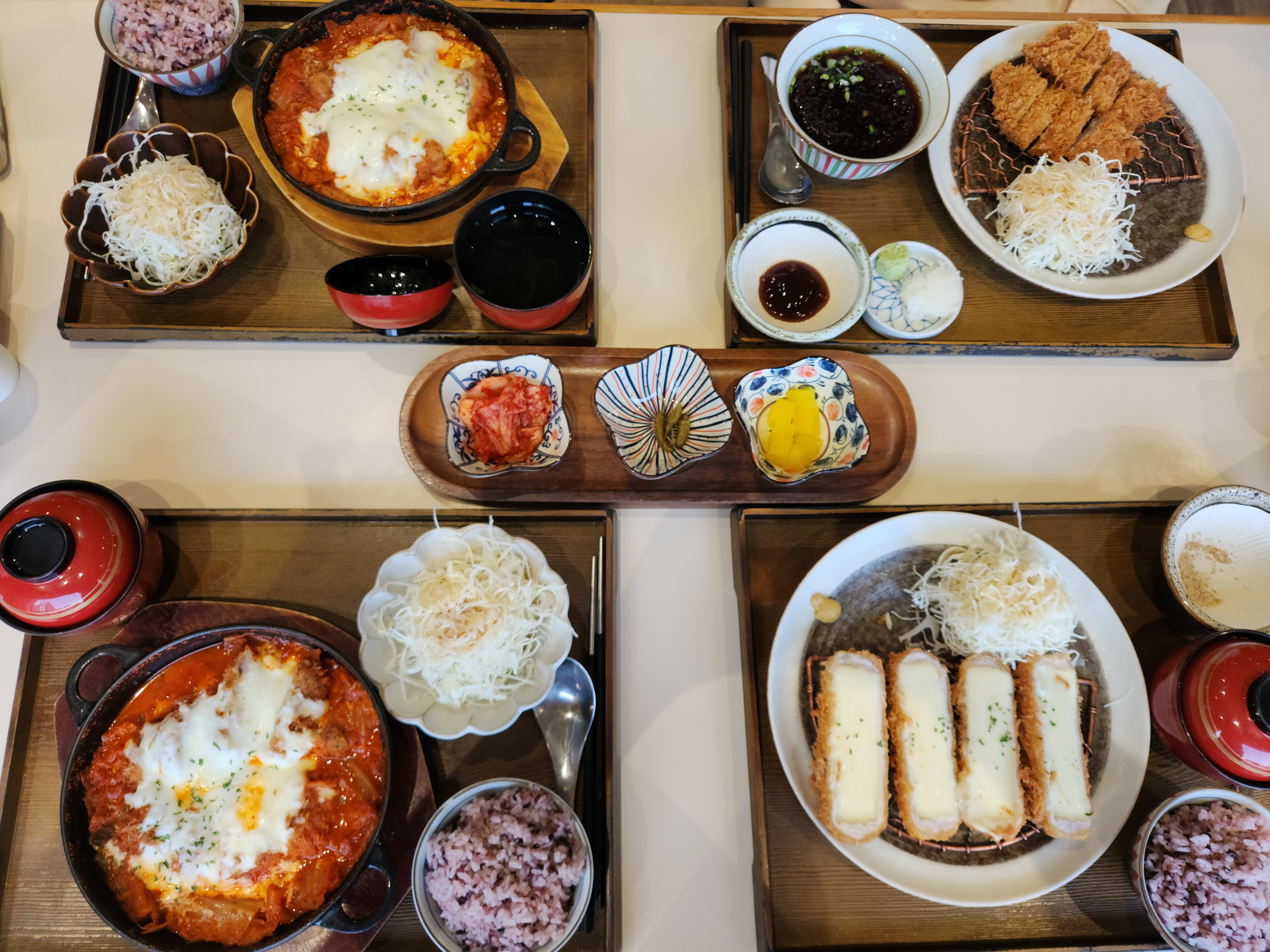 김치 돈까스 세트, 메밀 세트, 치즈 돈까스 세트가 테이블 위에 올려져 있다