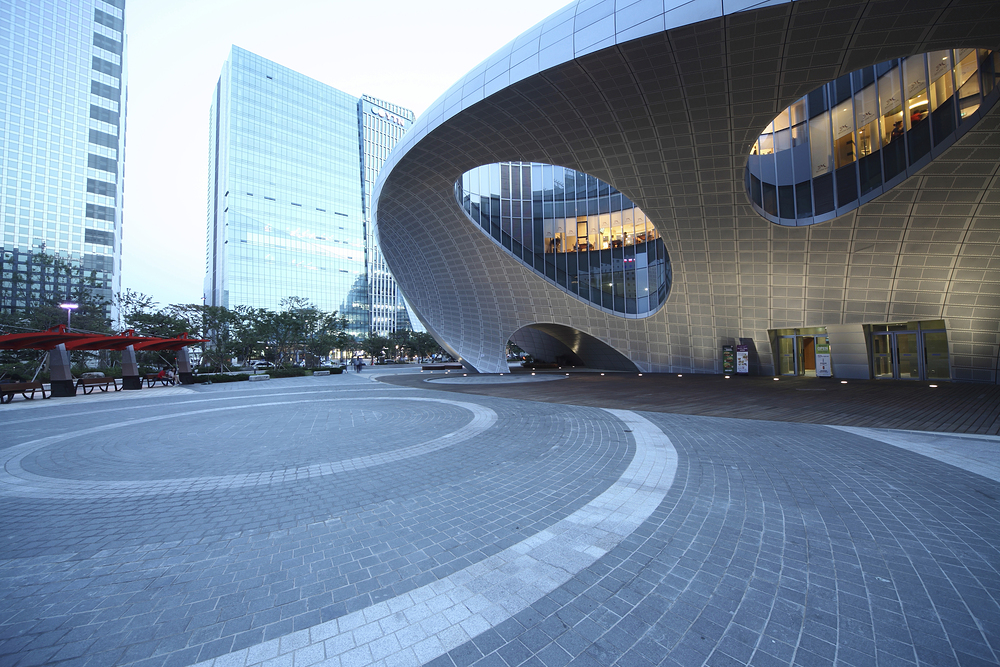 건물의 용도, 규모, 지역적 특성 등을 고려하여 단위면적당 연간 에너지 소비 허용량을 사전에 설정하고 이를 초과할 수 없도록 합니다.