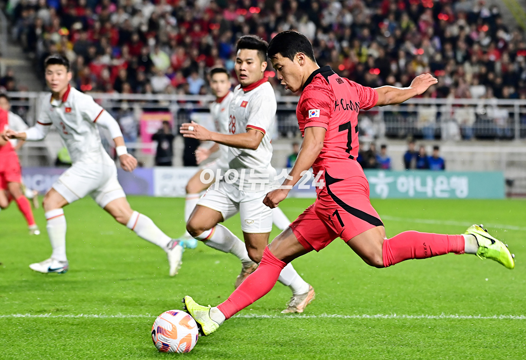 클린스만 감독이 이끄는 한국 축구대표팀은 17일 수원월드컵경기장에서 열린 베트남과 평가전에서 6-0 대승을 거뒀다.손흥민이 팬들에게 인사를 하고 있다. [사진=곽영래 기자]