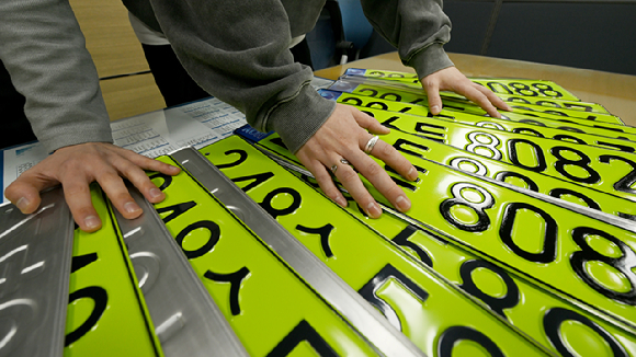 3일 오전 광주 서구 교통행정과 직원들이 고가 법인차량 사적 사용과 탈세를 막기 위해 도입된 연두색 차량 번호판을 정리하고 있다. 정부는 지난 1일부터 공공&middot;민간법인에서 이용하는 취득가액 8000만원 이상 법인 업무용 승용차에 대한 연두색 차량 번호판 부착 제도를 시행하고 있다. 2024.01.03. [사진=뉴시스]