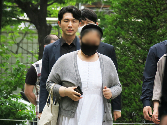 170억원대 상품권 투자 사기로 중형을 선고받은 '맘카페' 운영자 50대 A씨가 1심 판결에 불복해 항소했다. 사진은 맘카페 운영자가 지난해 5월 30일 오후 구속 전 피의자 심문(영장실질심사)을 받기 위해 인천 미추홀구 인천지방법원에 나타난 모습. [사진=뉴시스]