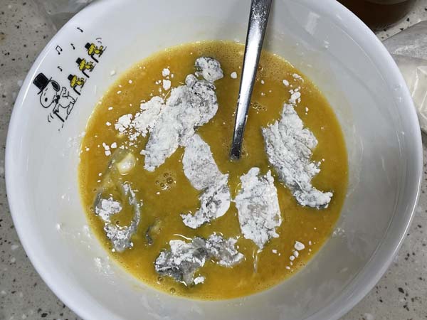 가루옷입힌 굴을 달걀물속에넣는다