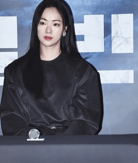 전여빈 프로필 (2025영화 검은 수녀들 미카엘라 역) 시선 집중