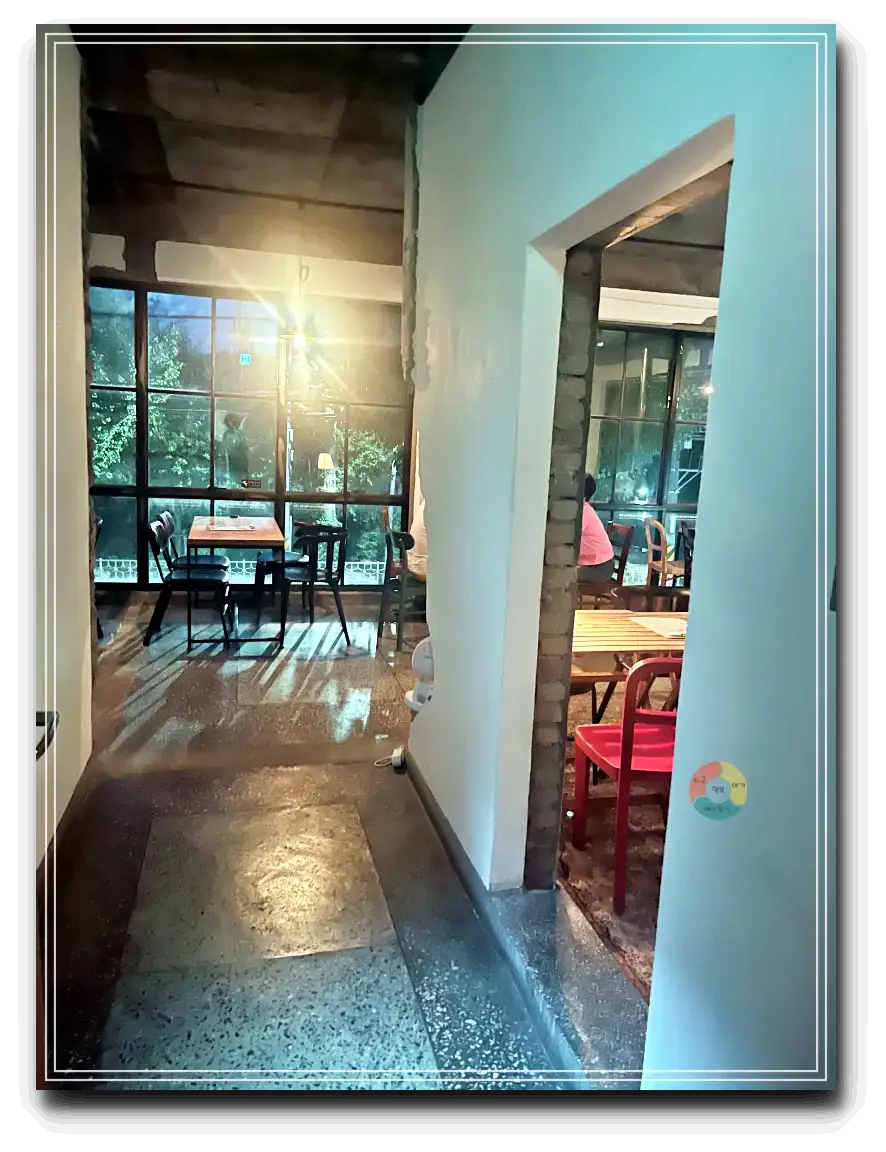 버드나무 브루어리_2층-테이블-뚫린벽