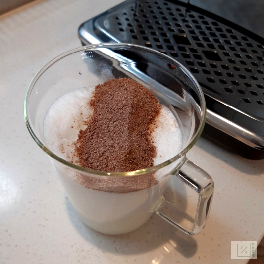 거품우유에 코코아 가루를 추가한 사진이다.