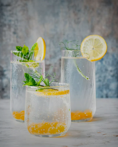 맥주 대신 레몬을 곁들인 탄산수 한 잔&mdash;당&middot;알코올 대체 전략