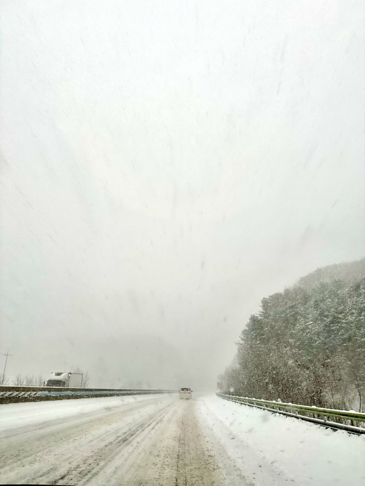 평창가는길 눈속의 고속도로