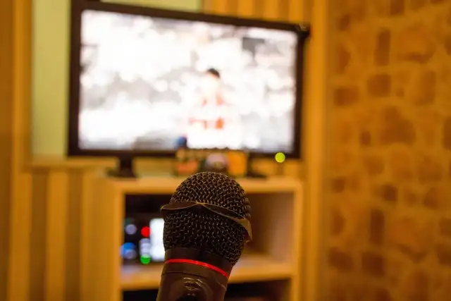 노래방 기기나 게임기가 구비되어 있는 곳도 있음