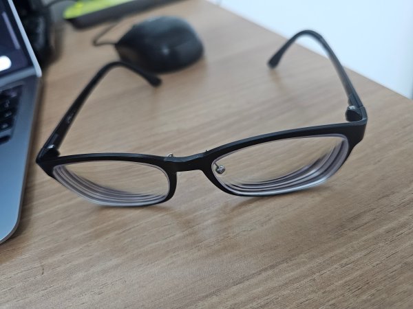 검은색 뿔테 안경