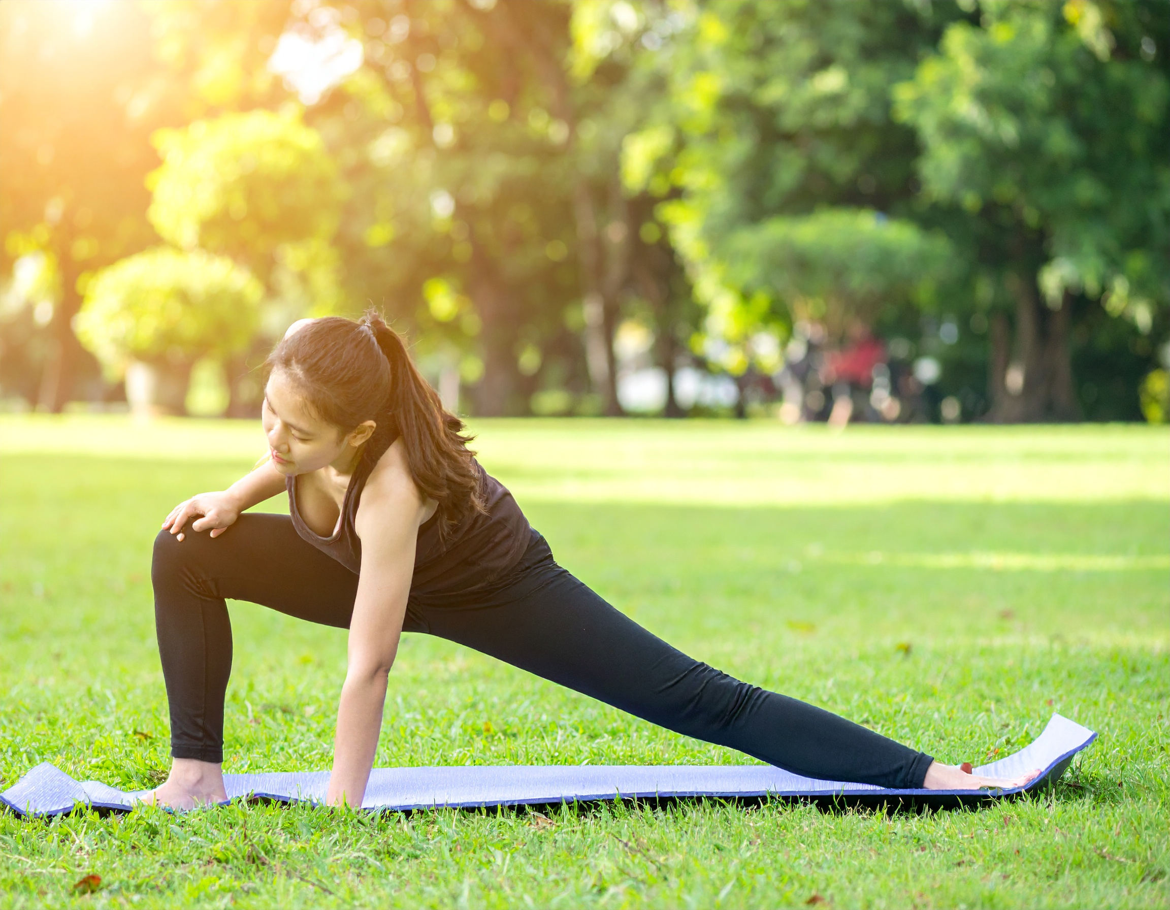 스트레칭하는 여성