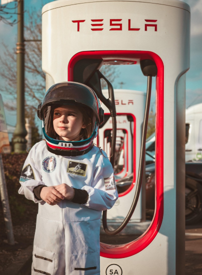 테슬라 충전앞에 선 소년