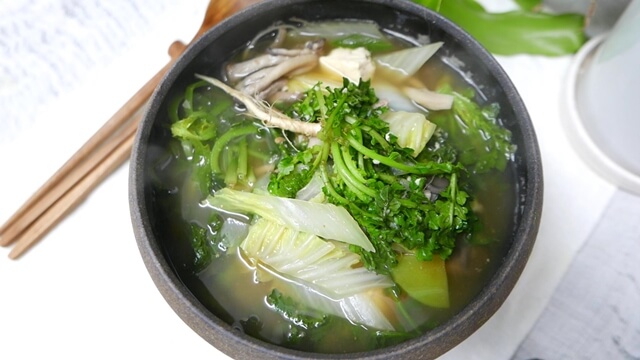 냉이국 완성 모습