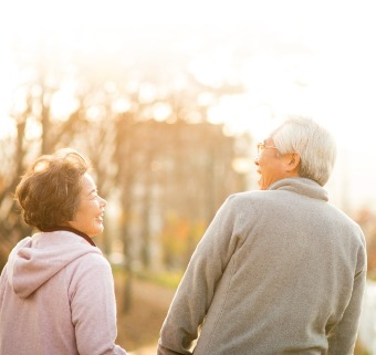 웃는 노부부 사진