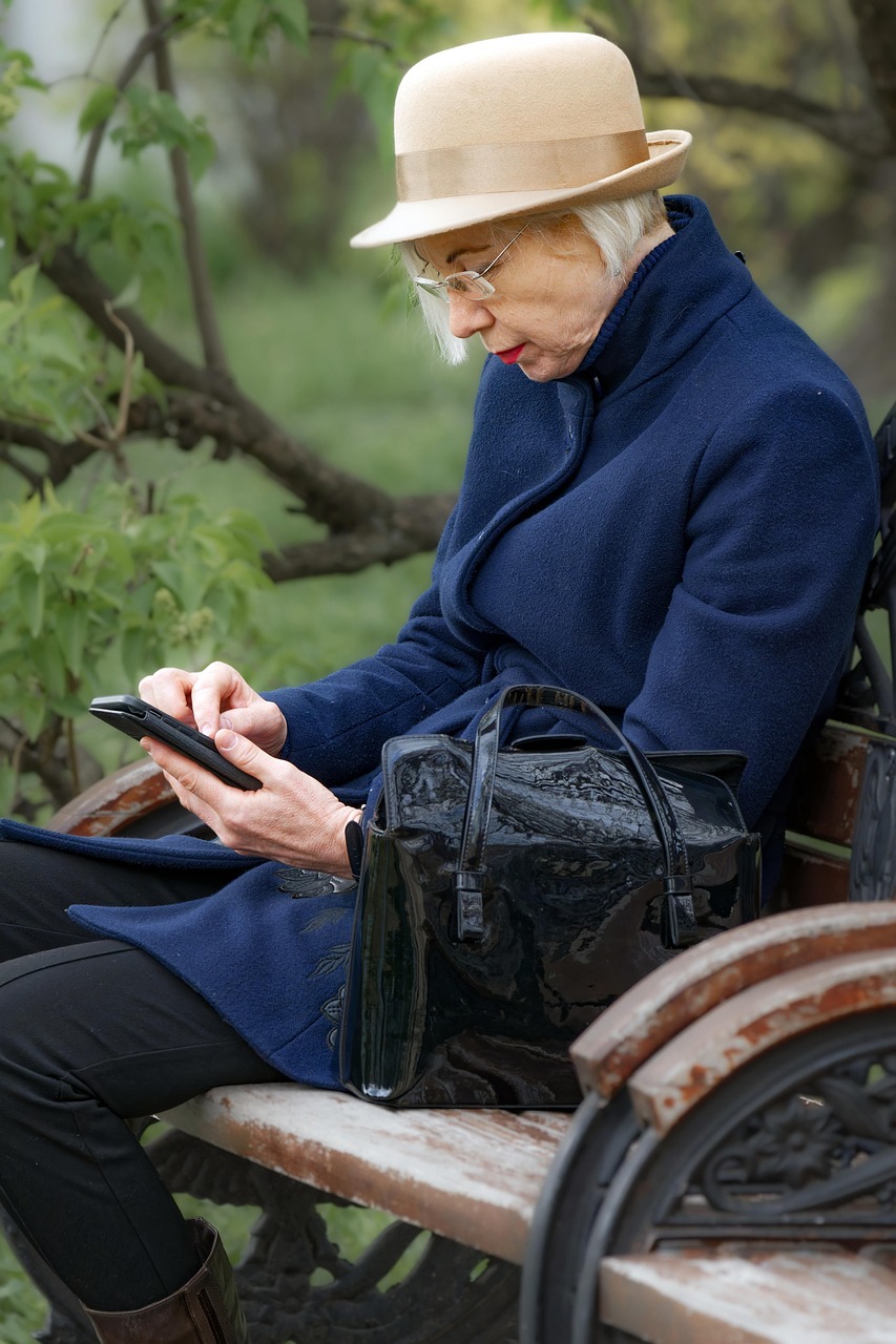 elderly person using phone 관련 사진
