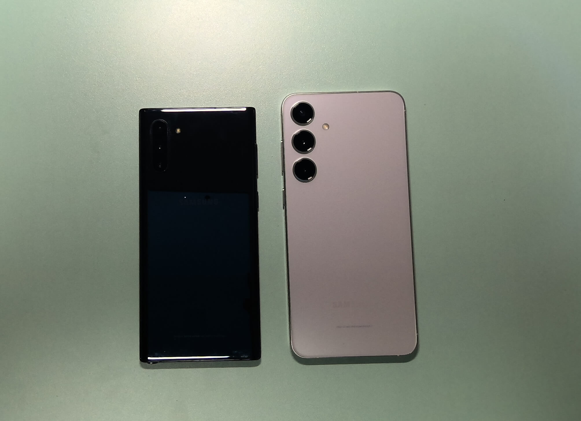 노트 10과의 비교 뒷면