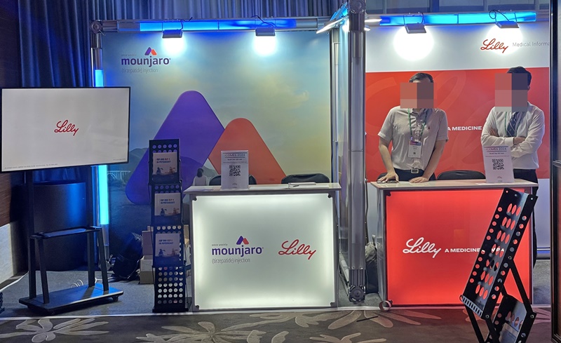 지난해 대한비만학회 국제학술대회(ICOMES 2024)에서 한국릴리가 마운자로를 참석한 의료진 대상으로 안내하고 있는 모습이다.