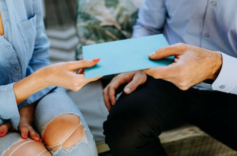 축의금 봉투 쓰는 방법: 예의와 정성을 담아 작성하는 팁