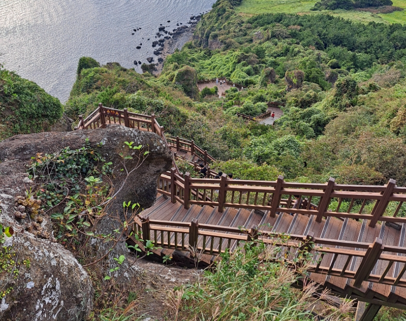 정상 탐방로 계단 뷰