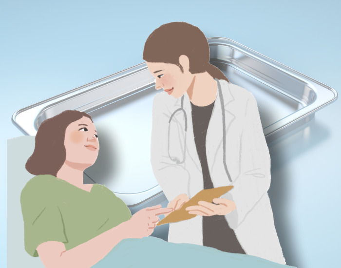 환자에게 차트를 보여주고있는 의사선생님