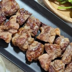 삼겹살을-야무지개-구워-진열해놓은-모습