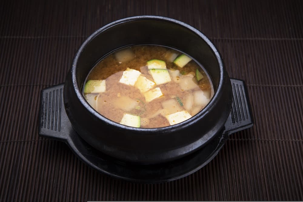 두부와 채소를 넣고 끓인 된장찌개